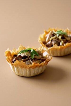 Тарталетки из фермерской цесарки с шампиньонами