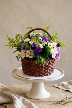 Корзина с живыми цветами